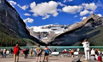3092 | Belvédère - Lac Louise - Une aire de repos bienvenue, ce belvédère sur une des plus belles vues depuis
ce lac de montagne, le Lac Louise. Situé au Canada dans la région d'Alberta. Très prisé des randonneurs, de nombreuses possibilités d'activités variées.