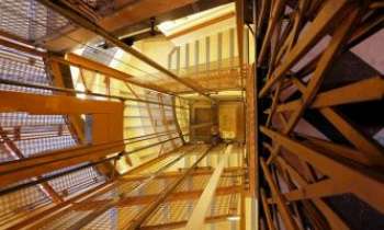 3097 | Ascenseur ancien - Un des tous premiers ascenceurs au Nord de l'Angleterre. En très bon état,
devenu une curiosité. Pour quatre personnes seulement, à la fois. Six en tout,
en comptant les deux liftiers nécessaires à son fonctionnement pour atteindre
les quatre étages.