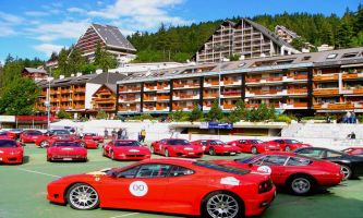 puzzle Meeting Ferrari, L'écrin de la très célèbre station de ski, Crans Montana, en Suisse, accueille régulièrement des compétitions réservées aux amateurs de la non moins célèbre voiture italienne, la Ferrari.