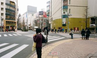 puzzle Tokyo d'aujourd'hui, Par un après-midi tranquille, dans un quartier calme de Tokyo, une incitation au
shopping. Le Japon a depuis longtemps adopté le modernisme inspiré par l'Amérique du Nord, tout en gardant précieusement ses traditions ancestrales.  