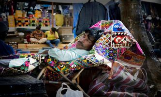 puzzle Bazar - India, Entouré de confortables tapisseries, un repos bien mérité, en
attendant l'ouverture de l'échoppe !
