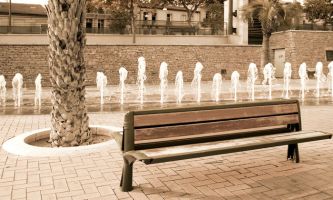 puzzle Banc public, Les aires de détente, tout autant que les parcs en offrent à leurs
usagers. Anciens, modernisés, ou très design, c'est un des symboles important pour les habitants des villes. Pour leurs visiteurs également. Ici, la teinte sépia réuni l'ancien et le plus récent.