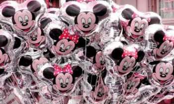3163 | Ballons en fête - Mini et Mickey ne sauraient manquer d'apparaître en effigie sur cette multitude de ballons, pour la joie des petits et grands ! Pour en choisir un, vous devrez
les rassembler tous dans une seule main, comme le font les marchands de ballons !