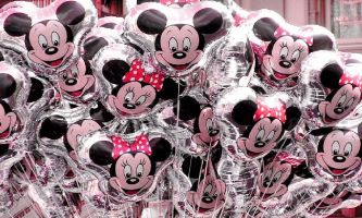 puzzle Ballons en fête, Mini et Mickey ne sauraient manquer d'apparaître en effigie sur cette multitude de ballons, pour la joie des petits et grands ! Pour en choisir un, vous devrez
les rassembler tous dans une seule main, comme le font les marchands de ballons !