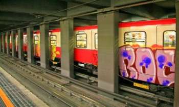 3166 | Milan - métro - Milan, capitale économique de l'Italie, n'échappe pas à la tendance de l'art des rues. Ce qui représente la vitesse, y est particulièrement privilégié par ses artistes. 