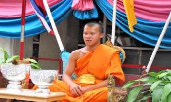 3175 | Bonze - Thaïlande - Une jeune bonze en Thaïlande, méditant parmi la foule. Rien ne pourra l'en distraire, pas même sa capture en photo. 