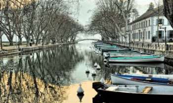 3183 | Annecy - canal - Surnommée la Venise des Alpes, Annecy offre elle aussi de nombreux canaux à ses habitants, tout autant qu'à ses visiteurs. Il sont classés au patrimoine de l'Humanité.   