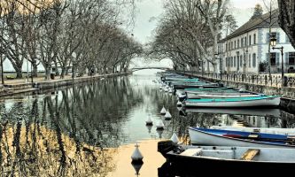 puzzle Annecy - canal, Surnommée la Venise des Alpes, Annecy offre elle aussi de nombreux canaux à ses habitants, tout autant qu'à ses visiteurs. Il sont classés au patrimoine de l'Humanité.   