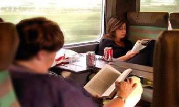 3195 | Voyage littéraire - En TGV, le parfait salon de lecture. Une coupure bienvenue entre deux arrêts. Mais gare ne pas en oublier le sien, d'arrêt en gare.