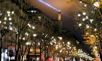puzzle Illuminations - Paris, La tour Eiffel n'est plus seule à rayonner sur Paris. L'avenue Montaigne, où l'industrie du luxe attirent les badauds tout autant que les acheteurs, s'est déjà parée de ses diamants dans les arbres, tout au long de l'avenue, pour la période des Fêtes de fin d'année.