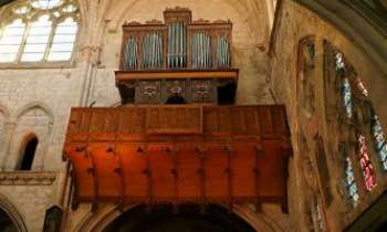 3224 | Grandes orgues anciennes - Les grandes orgues de Moret-sur-Loing, en Ile de France. D'esprit gothique assorti à son église Notre-Dame, du début du style gothique. L'organiste se trouve vu de dos, alors que pour les orgues modernes il fait face aux fidèles.