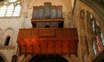 puzzle Grandes orgues anciennes, Les grandes orgues de Moret-sur-Loing, en Ile de France. D'esprit gothique assorti à son église Notre-Dame, du début du style gothique. L'organiste se trouve vu de dos, alors que pour les orgues modernes il fait face aux fidèles.