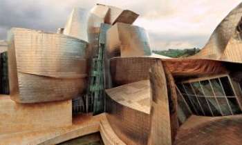 3226 | Guggenheim - Bilbao - Ce musée d'art constuit sous l'égide du Guggenheim de New-York est bâti sur les docks du port de Bilbao, en Espagne. C'est l'architecte Frank Gehry qui a été chosi. Un bâtiment d'allure très moderne, qui dans son entier rappelle la forme
d'un paquebot. Le musée de N.Y y produit aussi ses propres collections permanentes ou temporaires. L'oeuvre a été vivement acclamée, et ne cesse de voir arriver les visiteurs de l'extérieur tout autant.
