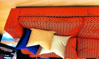 puzzle Cosy canapé, Un canapé aux couleurs chaudes et coussins de satin. Pour une lecture au coin du feu, ou une détente bien méritée. 