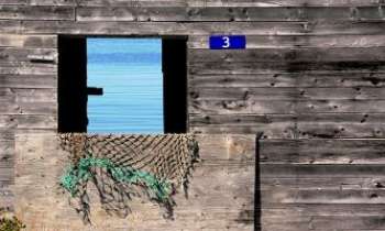 3243 | Maison du pêcheur - La maison du pêcheur, avec son filet, et fenêtre sur mer. Elle se fond dans le paysage, avec son bois délavé par les embruns.  