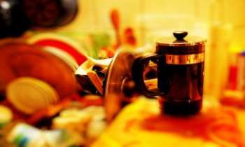 3246 | Un p'tit café ?? - Tout prêt tout chaud, le café dans cette cafetière qui attend de se mettre à votre service pour remplir votre tasse au salon. 