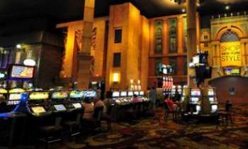 3325 | Casino USA - On entends les machines à sous, le jackpot n'est pas loin.