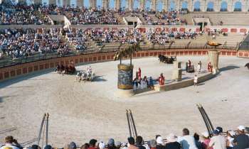 3411 | Stadium gallo-romain - Le Signe du Triomphe (6 000 à 7 000 places) : En l'an 300, une dizaine de prisonniers chrétiens sont condamnés à remporter les jeux du cirque pour sauver leurs vies. Damien, un jeune centurion se bat sous leur bannière.