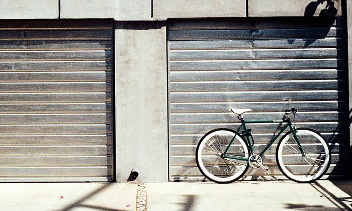 puzzle vélo devant le garage, 