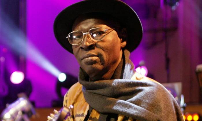 puzzle Ali Farka Toure, Ali Farka Toure : un des plus grands musiciens africains, respecté et vénéré dans le monde entier. Malgré sa réussite internationale, il a passé beaucoup de temps à s'investir dans les projets agricoles du Mali. Son dernier album, sorti en juillet 2005, lui a valu en février 2006 un "Grammy award", avec le joueur de kora, Toumani Diabate. Il s'est éteint le 07/03/06 d'une longue maladie à l'âge de 67 ans. Sa musique vivra pour toujours. 