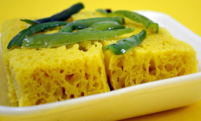 puzzle Dhokla, Voici un plat végétarien extrêmement populaire dans l’Ouest de l’Inde, et l’on comprend vite pourquoi une fois que l’on y a goûté, c’est un vrai régal !