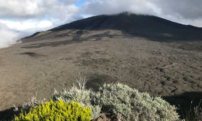 puzzle Paysage de la Réunion, Le piton de la Fournaise culminant à 2632m est le volcan actif de l'île de la Réunion.
