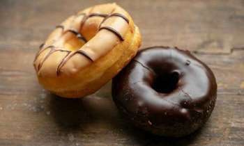 5184 | 2 donuts américains -  Le donut, littéralement « noix de pâte », veut dire « beignet sucré » en Amérique du Nord. La version la plus courante est de forme torique, à texture dense, souvent couverte d’un glaçage, qui fut popularisée dans les années 1950.