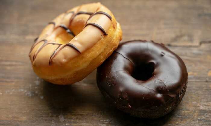 puzzle 2 donuts américains,  Le donut, littéralement « noix de pâte », veut dire « beignet sucré » en Amérique du Nord. La version la plus courante est de forme torique, à texture dense, souvent couverte d’un glaçage, qui fut popularisée dans les années 1950.