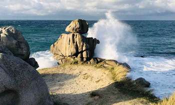 5230 | Plage du Finistère - Vue de la Maison du Gardien sur les grosses vagues qui s’éclatent contre les rochers