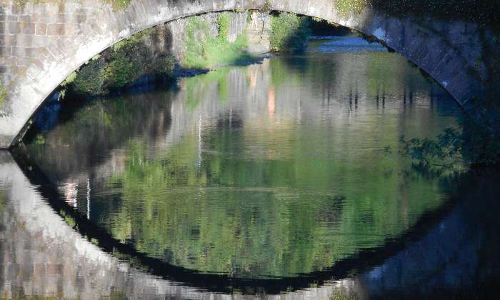 puzzle Sous l’œil du pont, Sous le vieux pont de Saint Jean Pied de Port, la nature se mire dans l'eau de la Nive