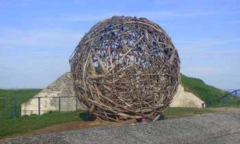 5366 | Sphère maritime - sphere en bois d'échouage et corde