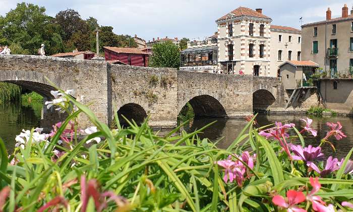 Puzzle gratuit Vieux pont à Clisson dans la catégorie Villes & Monuments jouable de 24 à 120 pièces.