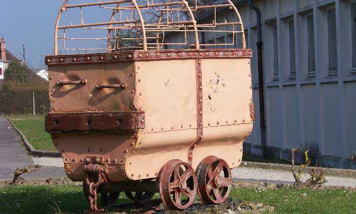 puzzle Vestige de la mine, Ancien wagon servant au transport du charbon dans les mines transformé en jardinière