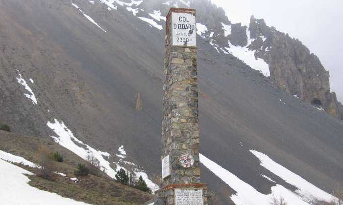 puzzle Col d'Izoard, Le Col d'Izoard est situé dans les Hautes-Alpes, au nord-ouest du massif du Queyras à une altitude de 2362 m.