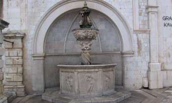 5917 | La fontaine - La petite fontaine d'Onofrio à Dubrovnik a été construite en 1442 . (Croatie )