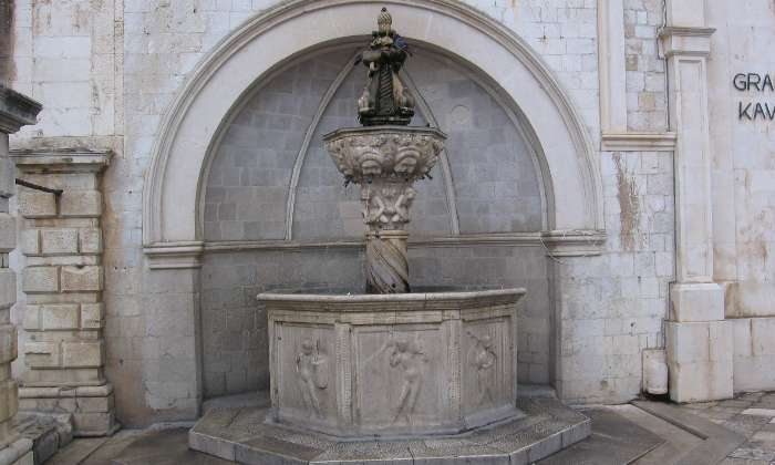 puzzle La fontaine, La petite fontaine d'Onofrio à Dubrovnik a été construite en 1442 . (Croatie )