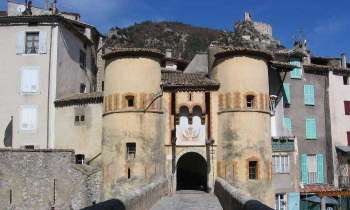 5544 | Entrevaux - Une fois franchi le pont-levis, on découvre le charmant village d'Entrevaux (Alpes de Haute Provence).