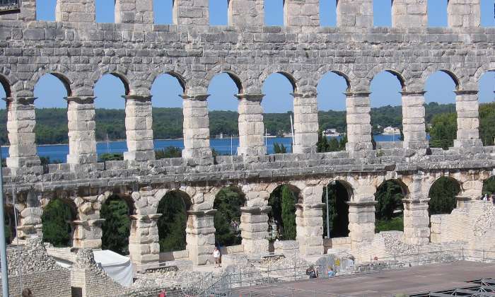 Puzzle gratuit L'emblème de Pula dans la catégorie Villes & Monuments jouable de 24 à 120 pièces.