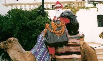 5422 | Père Noël sur son chameau - A Port El Kantaoui, en Tunisie, le Père Noël vient apporter les cadeaux aux enfants sur son chameau.