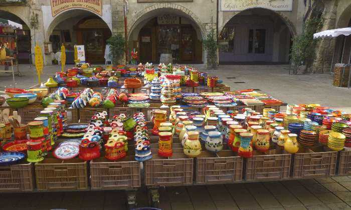 puzzle étal de poteries, Étal de poteries émaillées sur un marché