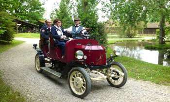 5584 | voiture ancienne - dans le village-musée 1900 Le-Bugue 24067