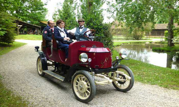 puzzle voiture ancienne, dans le village-musée 1900 Le-Bugue 24067
