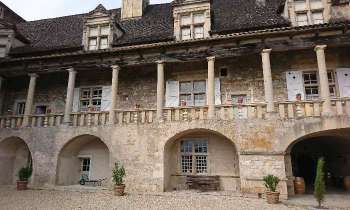 6060 | Château - Cour intérieure d'un château