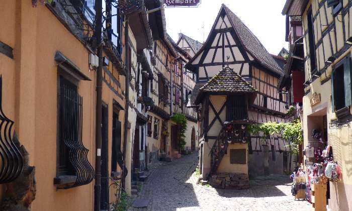 puzzle Eguisheim  en Alsace, très jolie ville  typiquement alsacienne