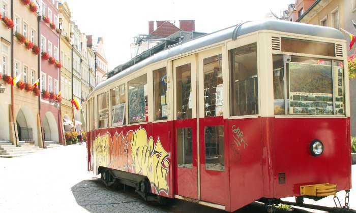 puzzle boutique insolite, A Jélénia Gora en Pologne , un tram transformer en boutique
