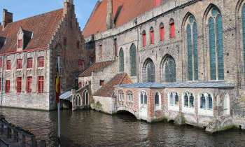 5863 | Bruges le long d'un canal - Bruges, capitale de la Flandre en Belgique