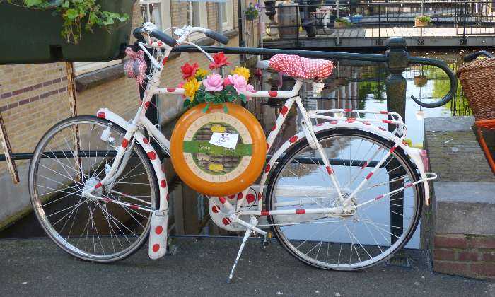 puzzle vélo décoré, à Gouda un vélo décoré avec un fromage et quelques fleurs