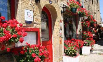 5679 | Restaurant Breton - Rue typique d'un village Breton