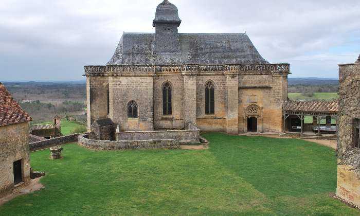 puzzle chapelle d'un château, la chapelle dans la cour du château de Biron , Perigord