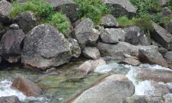 5918 | Rochers - Rochers en bordure de ruisseau en montagne